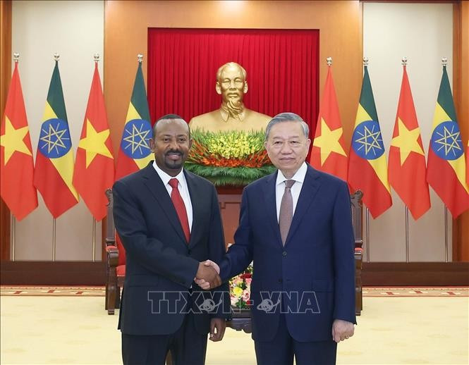El secretario general del Partido Comunista de Vietnam (PCV), To Lam (derecha) recibe al primer ministro etíope y presidente del Partido de Prosperidad (PP) de Etiopía, Abiy Ahmed Ali