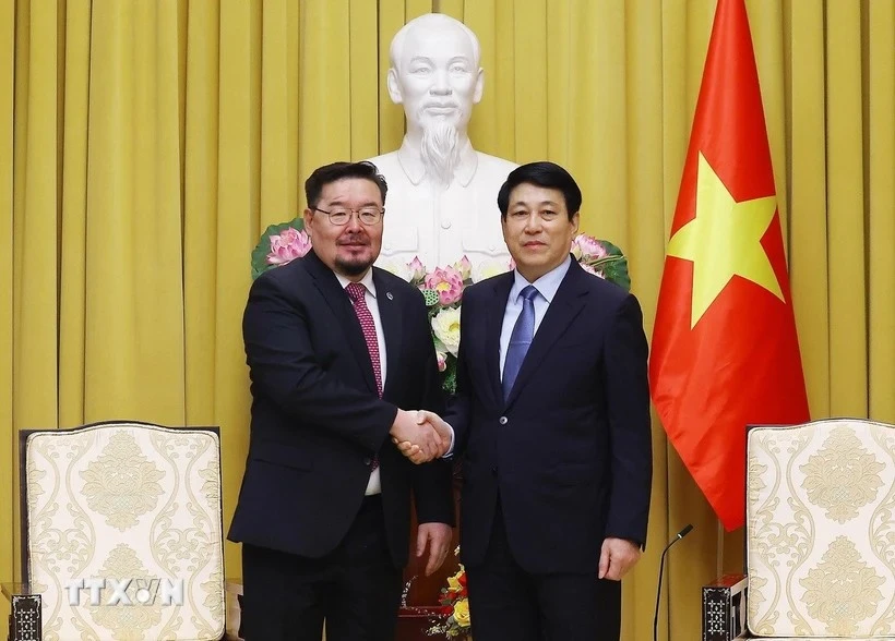 El presidente de Vietnam, Luong Cuong (derecha), recibe al presidente de la Oficina Presidencial de Mongolia, Gombojav Zandanshatar (Fuente: VNA)