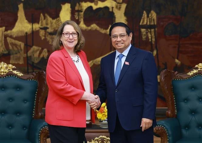 El primero ministro de Vietnam, Pham Minh Chinh, recibe a Reva Price, presidenta de la USCC (Fuente: VNA)