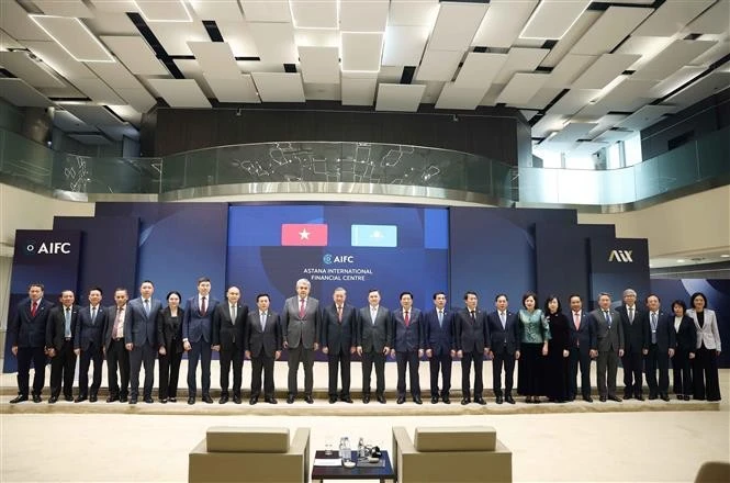 El secretario general To Lam y la delegación vietnamita visitan el Centro Financiero de Astaná (Fuente: VNA)