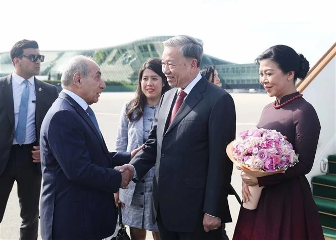 El primer viceprimer ministro de Azerbaiyán, Yagub Eyyubov recibe al secretario general del PCV, To Lam y a su esposa en el Aeropuerto Internacional Heydar Aliyev de Bakú. (Foto: VNA)