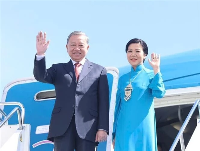 El secretario general del PCV, To Lam, y su esposa parten de Astaná para iniciar una visita de Estado a Azerbaiyán. (Foto: VNA)