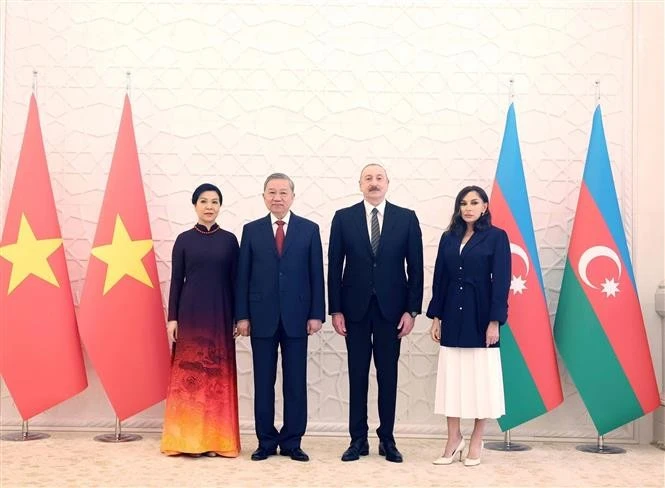 El presidente de Azerbaiyán, Ilham Aliyev (segundo de derecha) y su esposa presiden hoy la ceremonia de bienvenida al secretario general del Partido Comunista de Vietnam, To Lam (segundo de izquierda) y su cónyuge (Fuente: VNA)