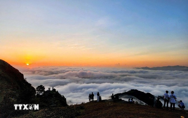 La meseta de Dong Cao, ubicada en la comuna de Van Son, provincia de Bac Ninh, se llena de visitantes que llegan para cazar nubes (Fuente: VNA)