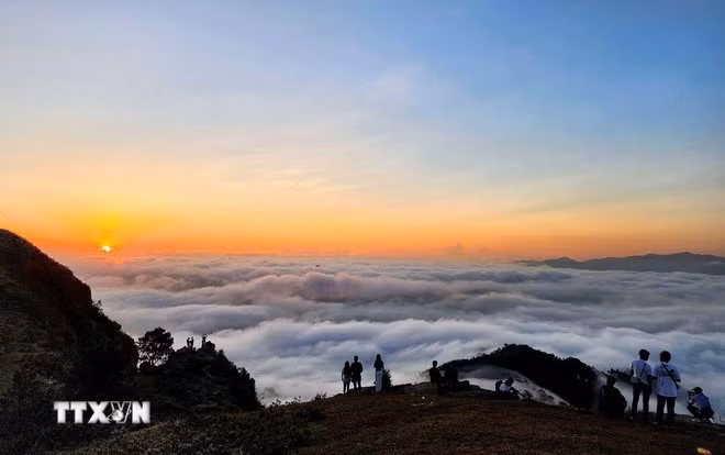 La meseta de Dong Cao, ubicada en la comuna de Van Son, provincia de Bac Ninh, se llena de visitantes que llegan para cazar nubes (Fuente: VNA)