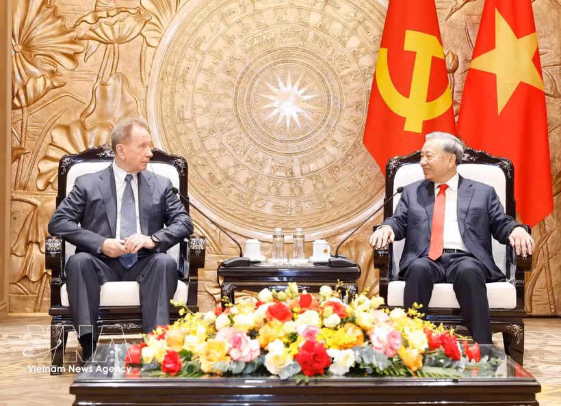 El secretario general del Partido Comunista de Vietnam y presidente de la República, To Lam, recibe al director de la Guardia Nacional de la Federación de Rusia, Viktor Zolotov (Fuente: VNA)