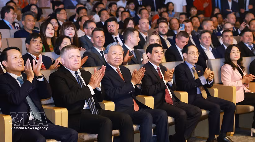 Dirigentes vietnamitas y eslovacos asisten en Hanoi al concierto “Aká si mi krásna” (Fuente: VNA)