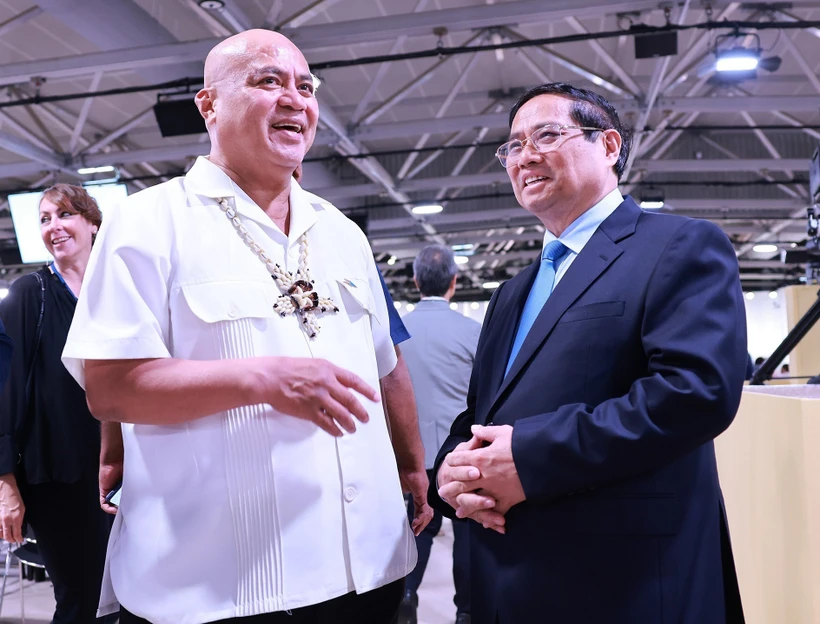 El primer ministro de Vietnam, Pham Minh Chinh (derecha) y su homólogo de Tuvalu, Feleti Penitala Teo (Fuente: VNA)