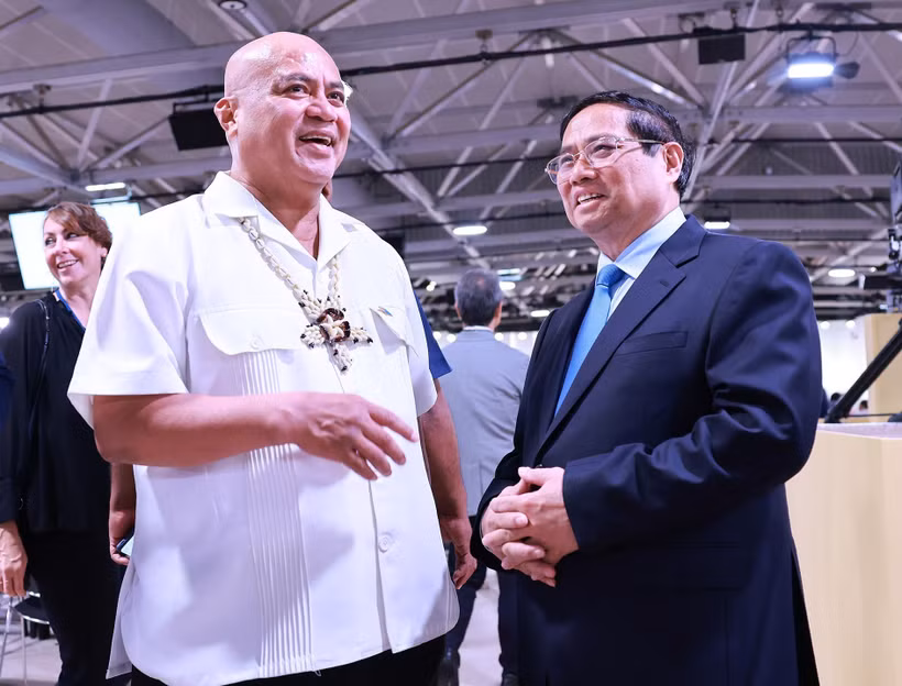 El primer ministro de Vietnam, Pham Minh Chinh (derecha) y su homólogo de Tuvalu, Feleti Penitala Teo (Fuente: VNA)