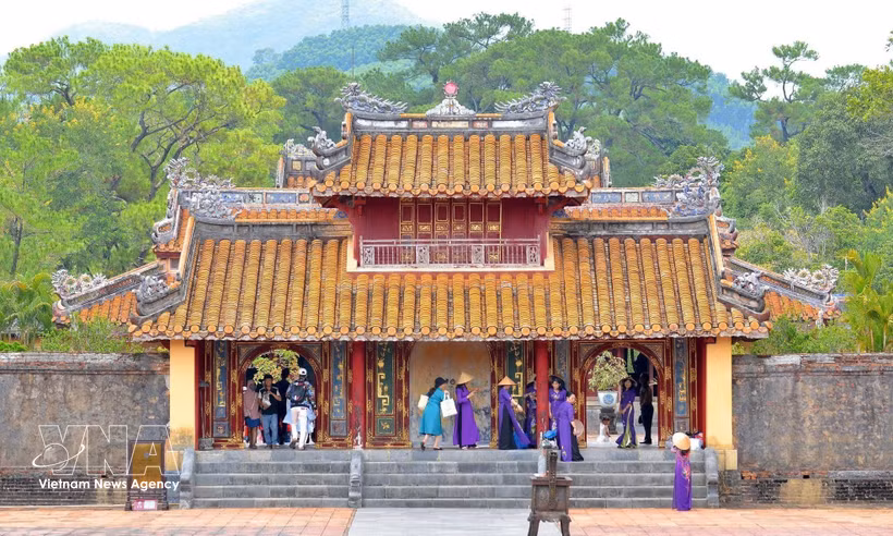 Turistas visitan atracciones turísticas en la ciudad de Hue. Foto: VNA.