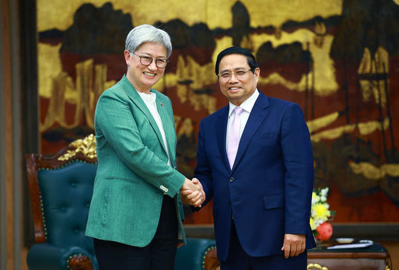 El primer ministro de Vietnam, Pham Minh Chinh, recibe a la ministra de Relaciones Exteriores de Australia, Penny Wong (Fuente: VNA)