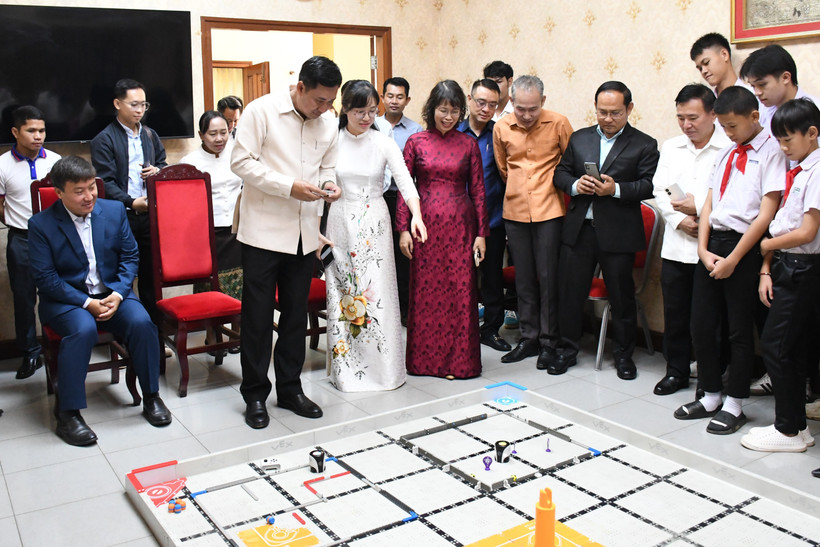 Los delegados experimentan y disfrutan actuaciones de robots (Fuente: VNA)