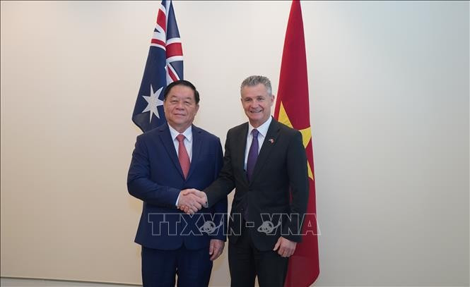 Nguyen Trong Nghia, miembro del Buró Político, secretario del Comité Central del PCV y jefe de su Comisión de Propaganda, Educación y Movilización de Masas y Matthew Thistlethwaite, viceministro australiano de Asuntos Exteriores y Comercio y viceministro de Inmigración (Fuente: VNA)