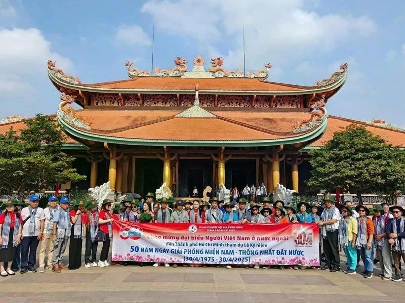 Una delegación de más de 100 vietnamitas residentes en el extranjero, procedentes de 25 países y territorios, visitó el distrito de Cu Chi (Fuente: VNA)