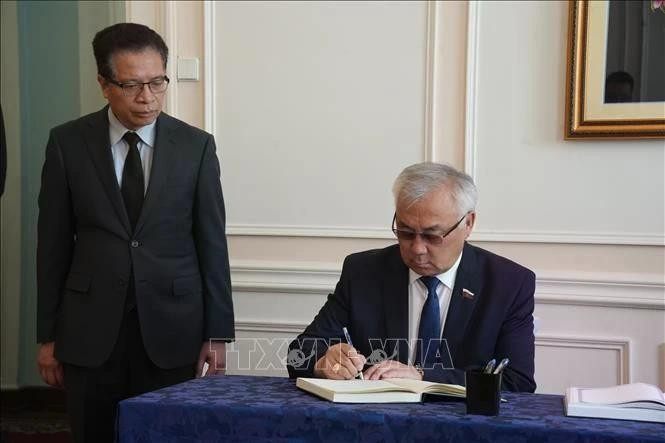 Bair Zhamsuyev, vicepresidente del Comité de Asuntos Exteriores del Consejo de la Federación de la Asamblea Federal de Rusia, escribe en el libro de condolencias durante la ceremonia celebrada por la Embajada de Vietnam en Rusia. (Foto: VNA)