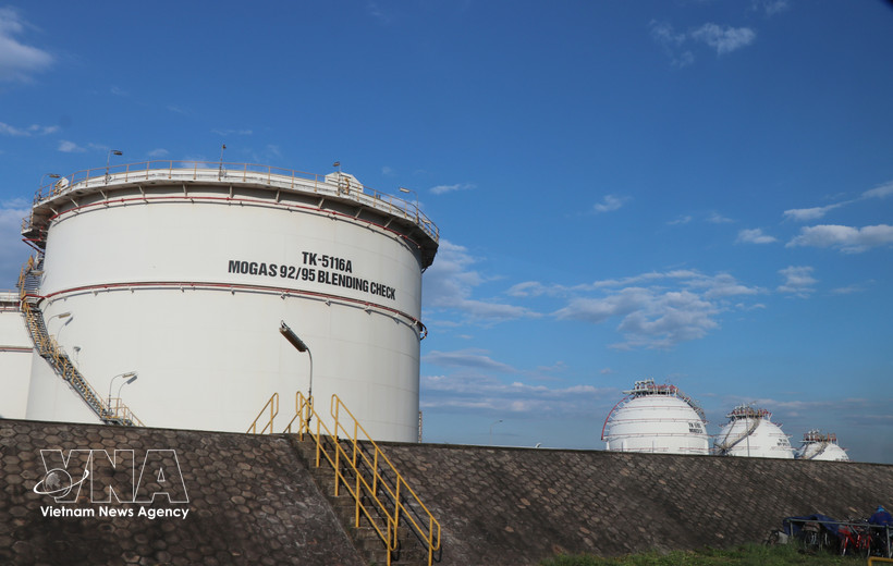 La refinería de Dung Quat opera al 120% de su capacidad, lo que aumenta el suministro al mercado interno. Foto: VNA.