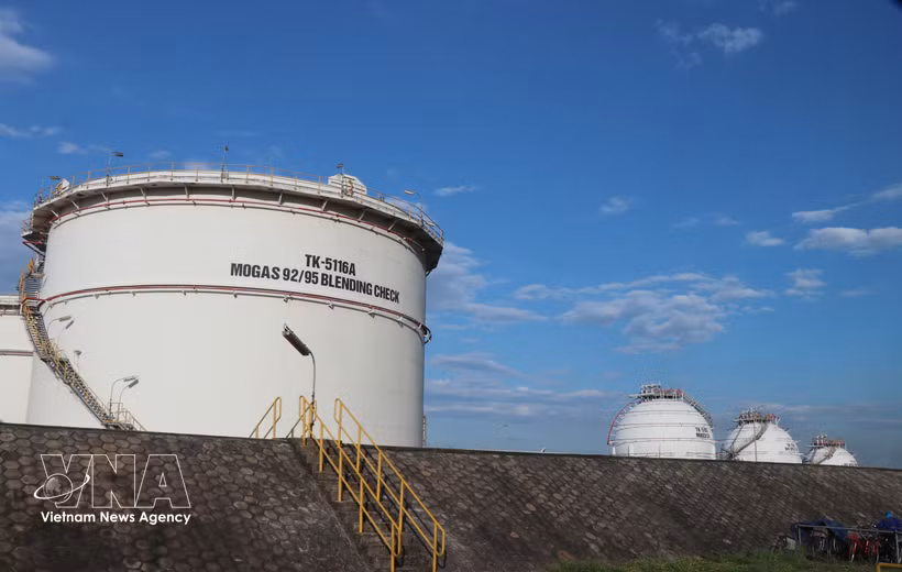 La refinería de Dung Quat opera al 120% de su capacidad, lo que aumenta el suministro al mercado interno. Foto: VNA.