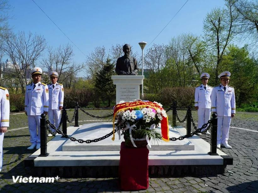 Ceremonia de ofrenda floral en el Monumento a Ho Chi Minh en la ciudad rusa de Vladivostok (Foto: Vietnam+)