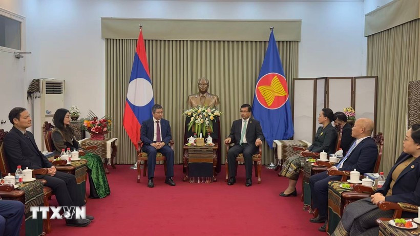 El embajador de Vietnam en China, Pham Thanh Binh, transmite sus felicitaciones al personal de la Embajada de Laos y al embajador Somphone Sichaleune (Fuente: VNA)