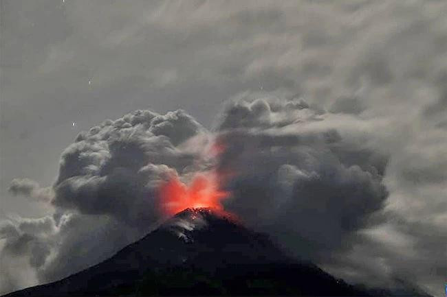 El monte Lewotobi Laki-Laki arrojó material volcánico en el este de Flores, provincia de Nusa Tenggara Oriental, Indonesia (Fuente: Xinhua)