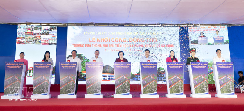 La viceprimera ministra de Vietnam, Pham Thi Thanh Tra, asiste a la ceremonia de inicio de la construcción de la Escuela Internado de nivel primario y secundario Ba Chuc (Fuente: VNA)