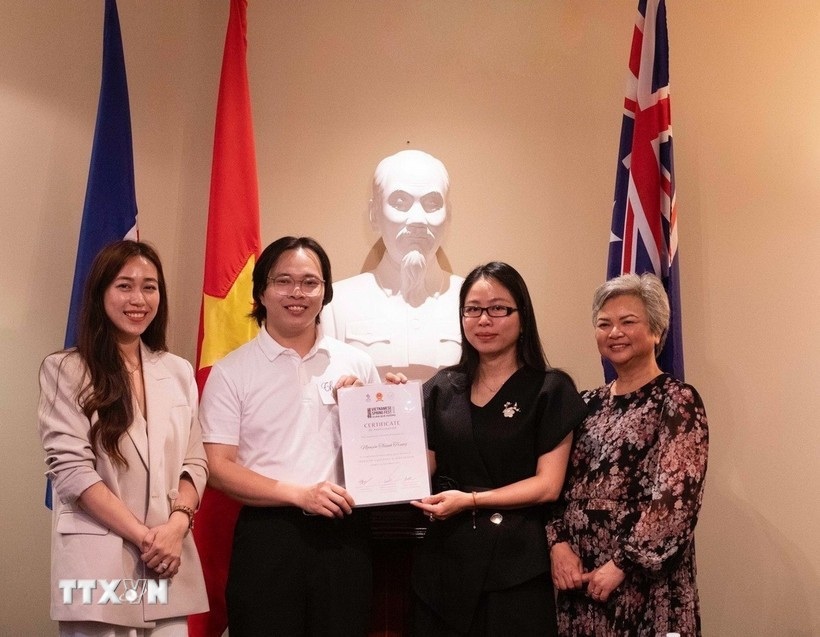 La cónsul general Nguyen Thanh Ha entrega certificados de mérito a representantes de estudiantes y voluntarios que contribuyeron de manera destacada a la organización del evento Primavera Patria 2025. (Foto: VNA)