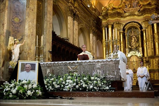 La ceremonia conmemorativa del Papa Francisco en la Catedral Metropolitana de Buenos Aires, Argentina (Foto: Xinhua/VNA)