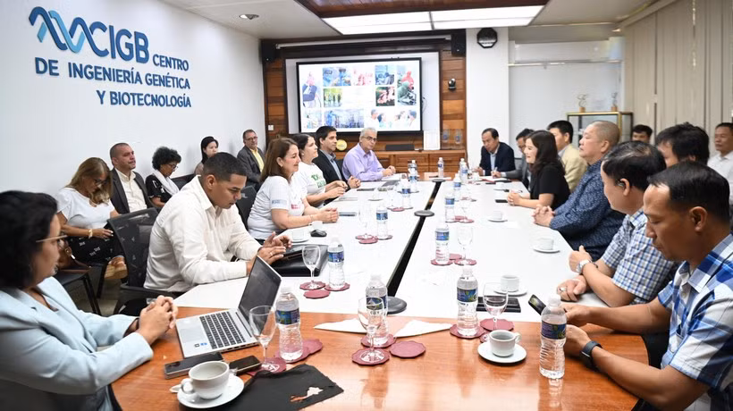 En la sesión de trabajo entre la delegación vietnamita y el Centro de Ingeniería Genética y Biotecnología de Cuba (Foto: VNA)