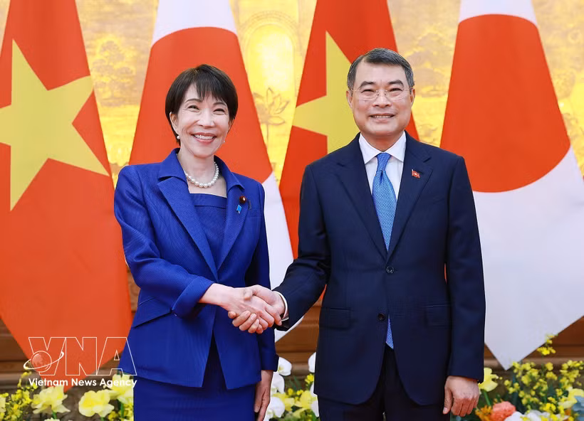 El premier Le Minh Hung y su par japonesa Takaichi Sanae (Fuente: VNA)