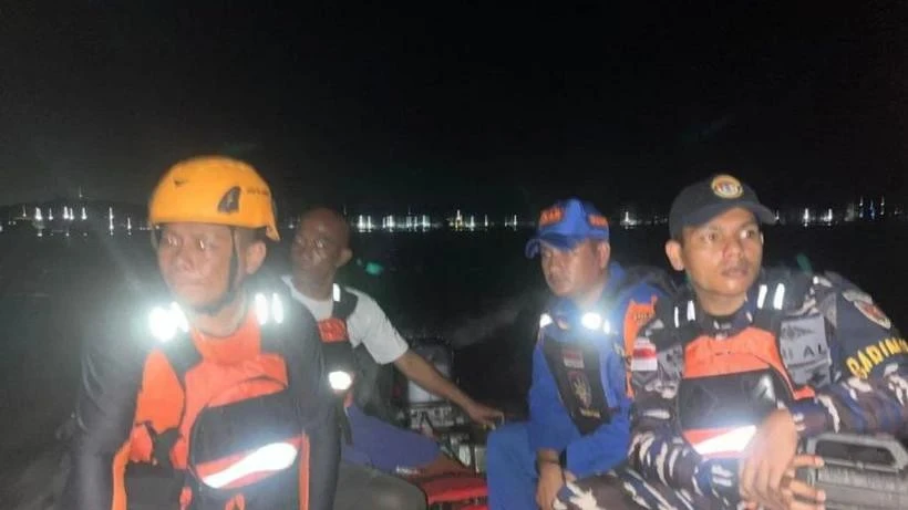 El equipo conjunto de búsqueda y rescate (SAR) realiza la búsqueda de las víctimas del barco Long Boat, hundido en el estrecho de Grandma, aguas de la ciudad de Batam, islas Riau, el 25 de junio de 2025. (Foto: voi.id)