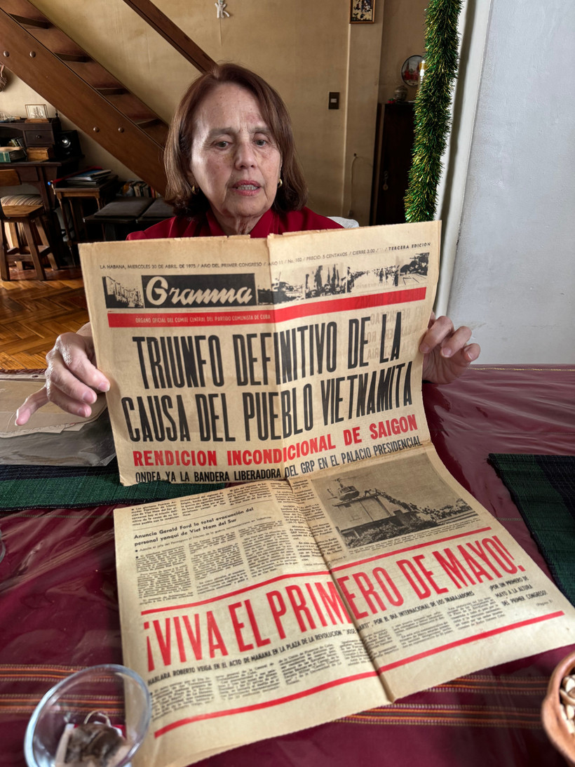 Poldi Sosa conserva como recuerdo la edición del 30 de abril de 1975 del periódico Granma, órgano del Partido Comunista de Cuba (Fuente: VNA)