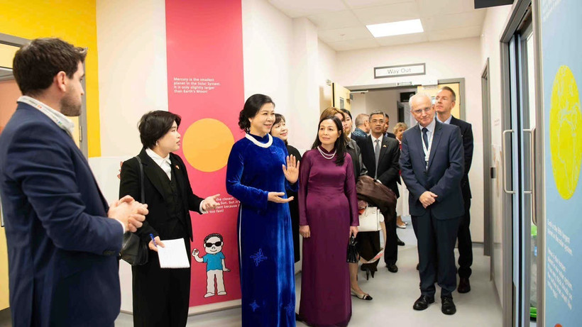 Ngo Phuong Ly, esposa del secretario general del Partido Comunista de Vietnam (PCV), To Lam, visita el Hospital Infantil Evelina de Londres (Fuente: VNA)