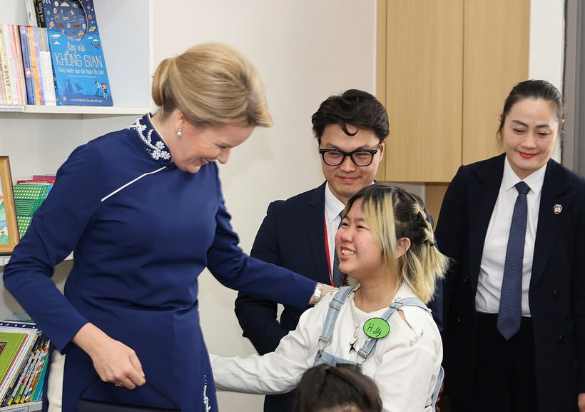 La Reina Matilde visita al Hospital Nacional de Pediatría en Hanoi (Fuente: VNA)