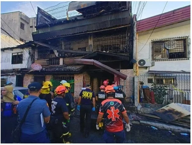 Al menos ocho personas murieron a causa de un incendio ocurrido hoy en una casa de alquiler de tres pisos en Barangay San Isidro Galas, ciudad de Quezón, Filipinas ((Foto: newsinfo.inquirer.net)