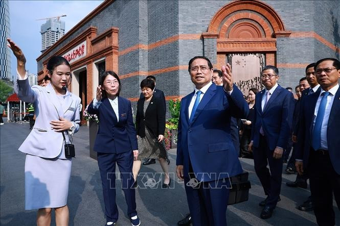 El primer ministro de Vietnam, Pham Minh Chinh, visita el sitio conmemorativo donde se celebró el primer Congreso Nacional del Partido Comunista de China en el distrito de Huangpu (Fuente: VNA)
