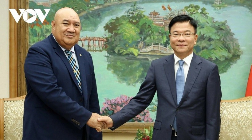 El viceprimer ministro vietnamita Le Thanh Long recibe a Saia Ma’u Piukala, director de la Región del Pacífico Occidental de la OMS (Fuente: VNA)