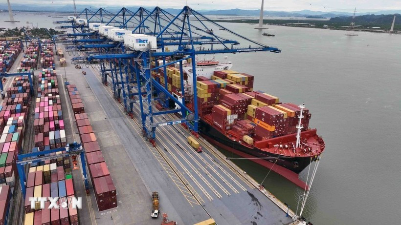 En un puerto internacional de contenedores en la ciudad de Hai Phong (Foto: VNA)