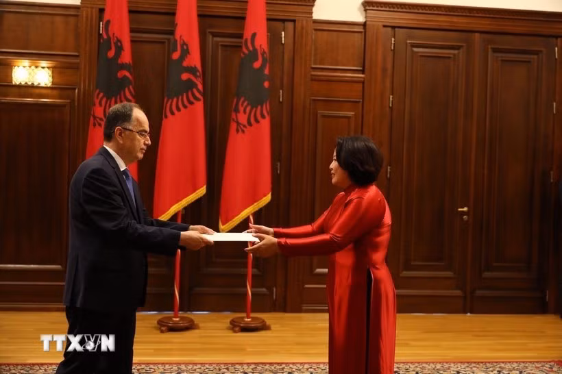 La embajadora vietnamita en Grecia, concurrente en Albania, Pham Thi Thu Huong, presentó sus cartas credenciales al presidente albanés, Bajram Begaj (Fuente: VNA)
