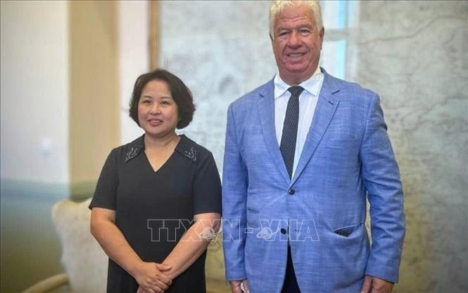 La embajadora de Vietnam en Grecia, Pham Thi Thu Huong y el gobernador de las Islas Jónicas, Yianis Trepeklis (Fuente: VNA)