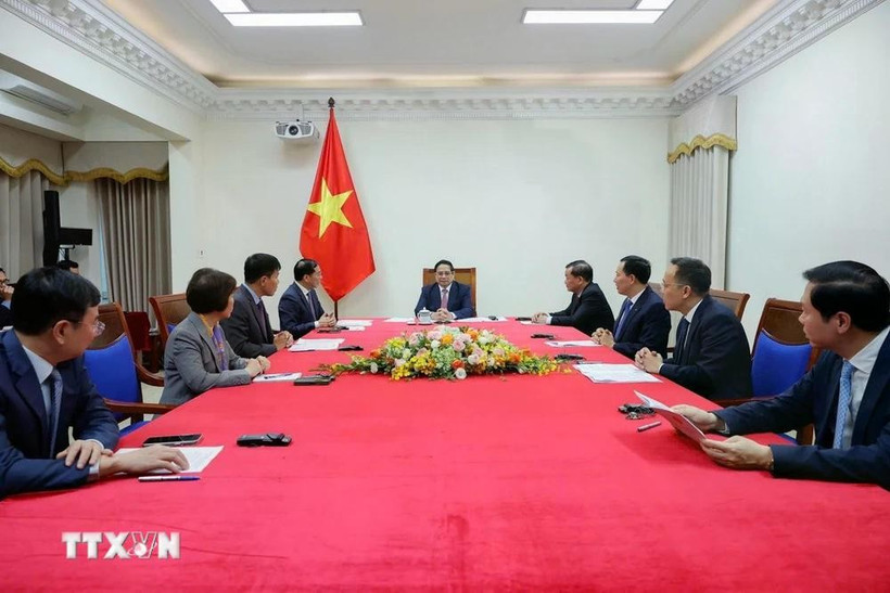 El primer ministro de Vietnam, Pham Minh Chinh, durante una conversación telefónica con su homólogo malasio, Anwar Ibrahim (Fuente: VNA)