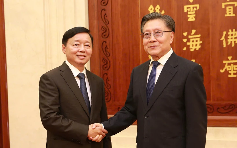 El viceprimer ministro de Vietnam, Tran Hong Ha (izquierda) y Wang Dongming, vicepresidente del Comité Permanente de la Asamblea Popular Nacional (Fuente: VNA)