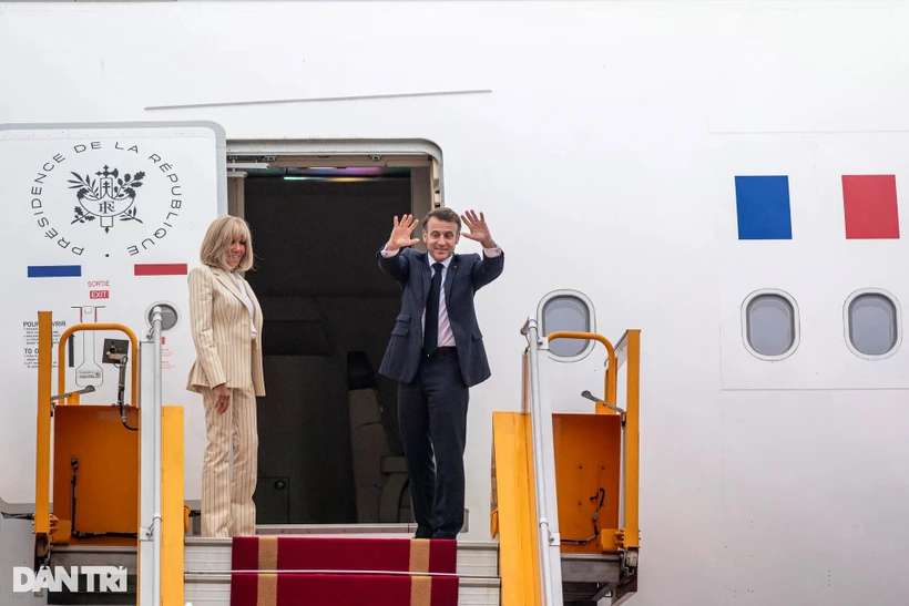 El presidente francés, Emmanuel Macron, y su esposa, Brigitte Macron, parten de Hanoi (Fuente: VNA)
