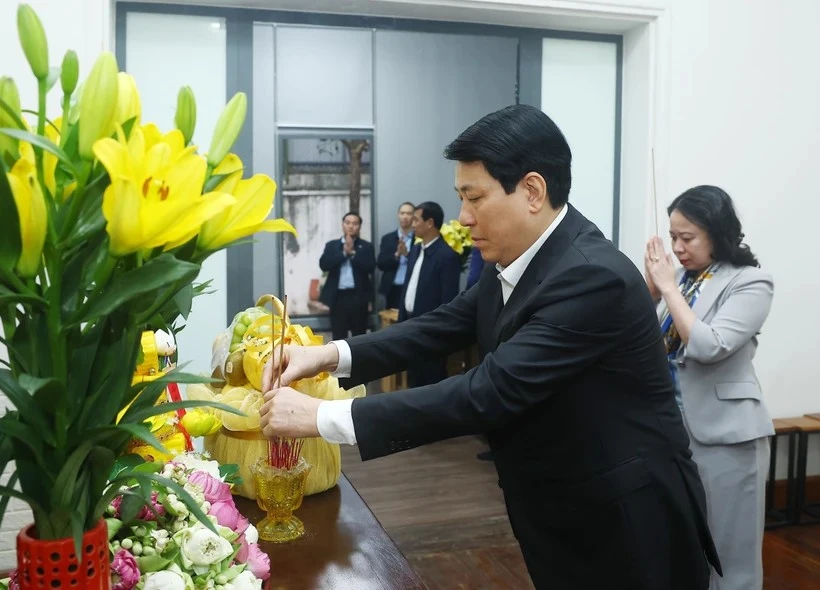 El presidente Luong Cuong y la vicepresidenta Vo Thi Anh Xuan ofrecen incienso en conmemoración del difunto secretario general del Partido Comunista, Nguyen Phu Trong (Fuente: VNA)