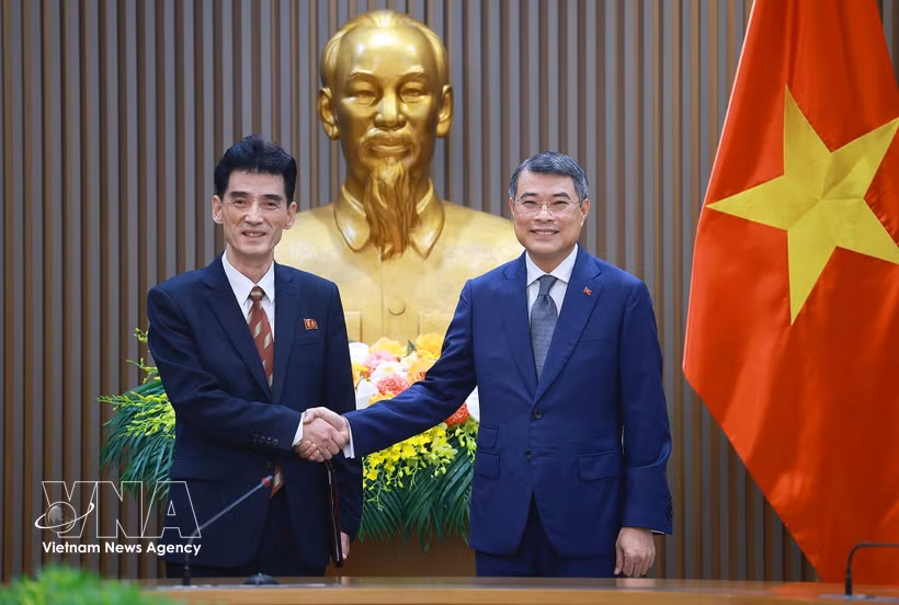 El primer ministro vietnamita, Le Minh Hung, recibió hoy en Hanoi al embajador de la República Popular Democrática de Corea en Vietnam, Ri Sung Guk (Fuente: VNA)