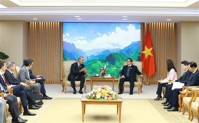 El primer ministro de Vietnam, Pham Minh Chinh (derecha) recibe al director general de la compañía Friboi del grupo brasileño de JBS, Renato Costa (Fuente: VNA)