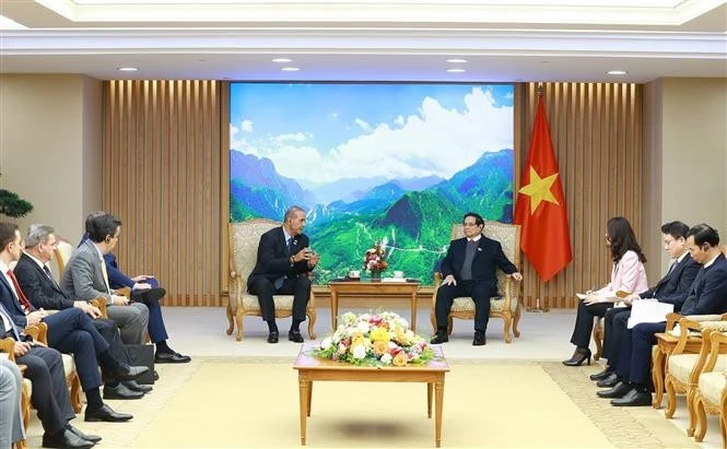 El primer ministro de Vietnam, Pham Minh Chinh (derecha) recibe al director general de la compañía Friboi del grupo brasileño de JBS, Renato Costa (Fuente: VNA)