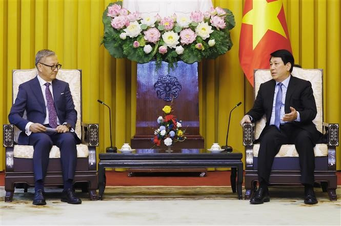 El presidente de Vietnam, Luong Cuong (derecha) se reunió hoy en esta capital con el canciller laosiano, Thongsavanh Phomvihane (Fuente: VNA)