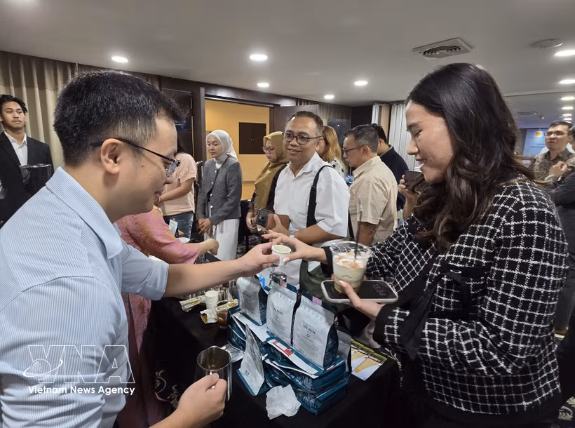 Empresas vietnamitas exhiben productos de café DaLaKon en el evento. Foto: VNA
