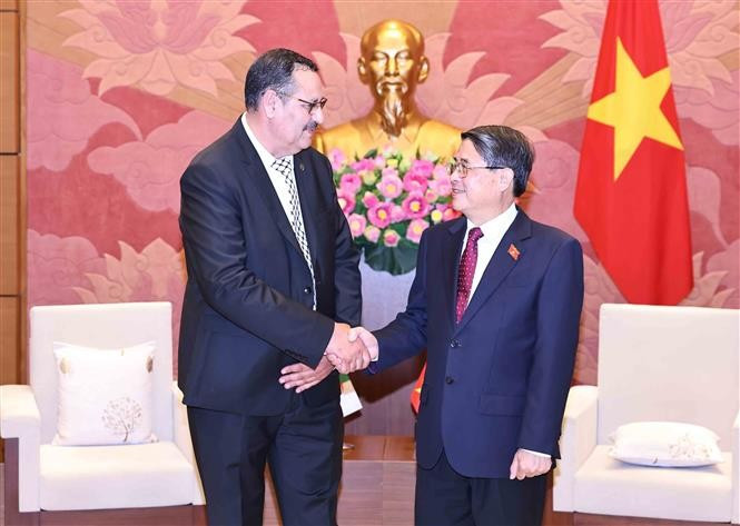 El vicepresidente de la Asamblea Nacional (Parlamento) vietnamita, Nguyen Duc Hai, recibe a Salah Djegloul (Fuente: VNA)