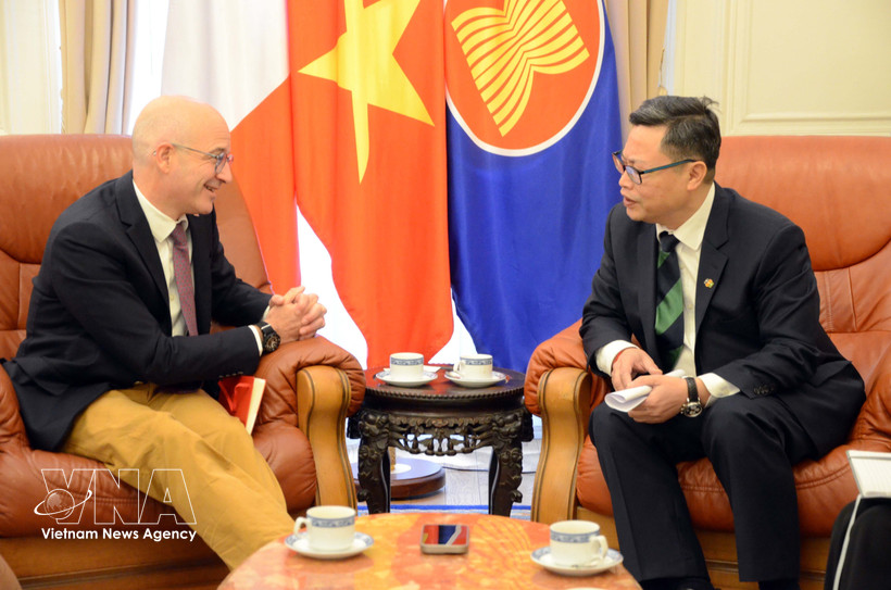 El embajador de Vietnam en Francia, Trinh Duc Hai, sostiene conversaciones con Frédéric Cheneau, vicepresidente de Desarrollo de Negocios Internacionales de Assystem. Foto: VNA